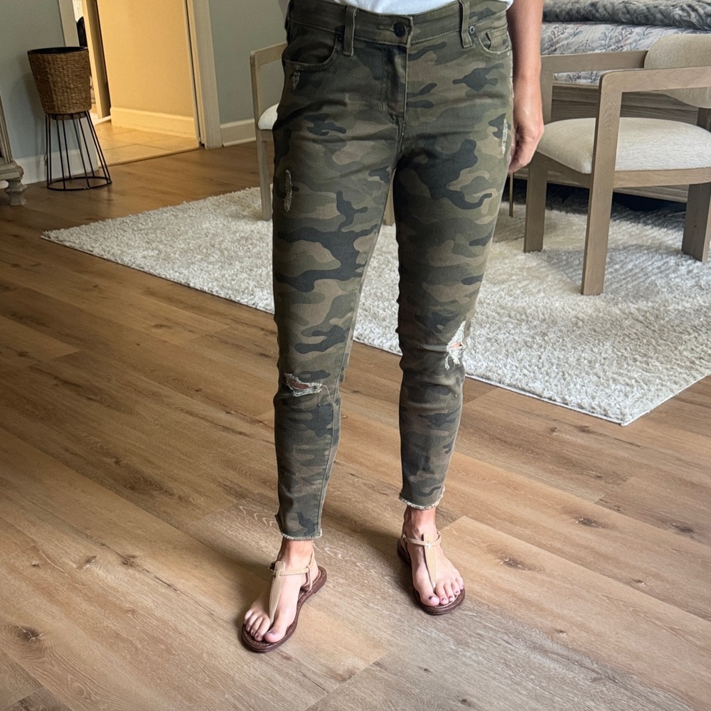 Gap legging skimmer green camo ankle pant. Distressed. 27” inseam. Size 8/29